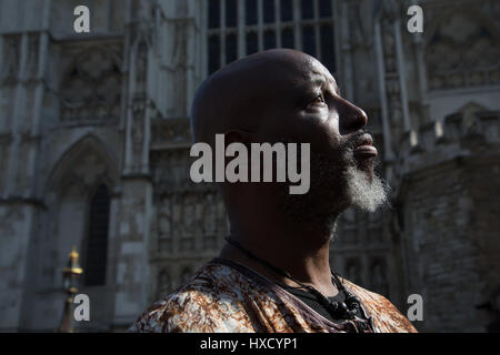 London, UK. 27. März 2017. Toyin Agbetu außerhalb Westminister Abbey zum 10. Jahrestag seiner Herausforderung der britischen Regierung und Monarchie und Kirche als sie eine religiöse Feier zur Willaim Wilberforce in Westminister Abbey gehalten. Bildnachweis: Thabo Jaiyesimi/Alamy Live-Nachrichten Stockfoto