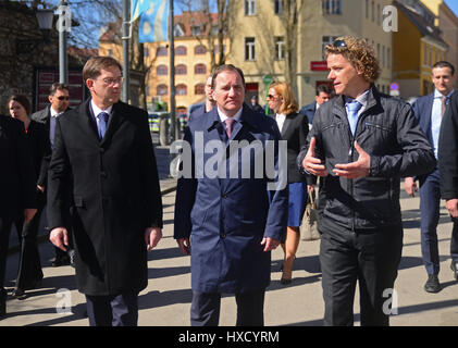 Ljubljana, Slowenien. 27. März 2017. Der slowenische Premierminister Miro Cerar (L, vorne) und den Besuch der schwedische Ministerpräsident Stefan Lofven (C, Front) machen Sie einen Spaziergang in zentrale Ljubljana/Slowenien, 27. März 2017. Besuch von Ministerpräsident Stefan Lofven und seinem Host slowenischen Amtskollegen Miro Cerar hat am Montag für die Einheit der EU nach Austritt und die Notwendigkeit zur weiteren Förderung gemeinsamer Werte und ein Europa der Zukunft errichten. Bildnachweis: Matic Stojs/Xinhua/Alamy Live-Nachrichten Stockfoto