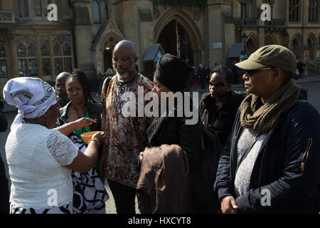 London, UK. 27. März 2017. 10. Jahr Gedenken an Toyin Agbetu fordern die britische Regierung und Monarchie und Kirche, als sie eine religiöse Feier zur Willaim Wilberforce in Westminister Abbey gehalten. Bildnachweis: Thabo Jaiyesimi/Alamy Live-Nachrichten Stockfoto