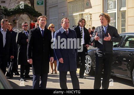 Ljubljana, Slowenien. 27. März 2017. Der slowenische Premierminister Miro Cerar (L, vorne) und den Besuch der schwedische Ministerpräsident Stefan Lofven (C, Front) machen Sie einen Spaziergang in zentrale Ljubljana/Slowenien, 27. März 2017. Besuch von Ministerpräsident Stefan Lofven und seinem Host slowenischen Amtskollegen Miro Cerar hat am Montag für die Einheit der EU nach Austritt und die Notwendigkeit zur weiteren Förderung gemeinsamer Werte und ein Europa der Zukunft errichten. Bildnachweis: Matic Stojs/Xinhua/Alamy Live-Nachrichten Stockfoto