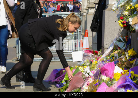 Westminster London, UK. 27. März 2017. Eine Frau verlässt Blumen außerhalb Palast von Westminster. Bildnachweis: Dinendra Haria/Alamy Live-Nachrichten Stockfoto