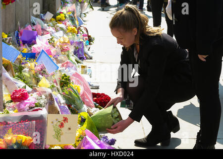 Westminster London, UK. 27. März 2017. Eine Frau verlässt Blumen außerhalb Palast von Westminster. Bildnachweis: Dinendra Haria/Alamy Live-Nachrichten Stockfoto