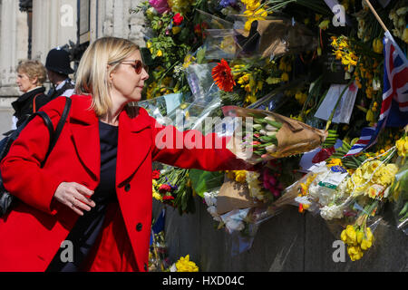 Westminster London, UK. 27. März 2017. Judy Mitchem Blätter Blumen von Ehrungen auf dem Geländer der Palast Westminter in Gedenken an die 22 März London Terror Angriff Opfer. Bildnachweis: Dinendra Haria/Alamy Live-Nachrichten Stockfoto