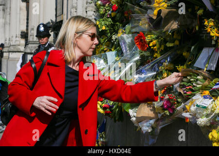 Westminster London, UK. 27. März 2017. Judy Mitchem Blätter Blumen von Ehrungen auf dem Geländer der Palast Westminter in Gedenken an die 22 März London Terror Angriff Opfer. Bildnachweis: Dinendra Haria/Alamy Live-Nachrichten Stockfoto