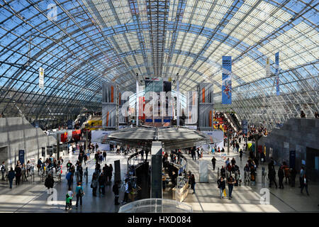 Leipzig, Deutschland. 26. März 2017. Blick auf die Glashalle auf der Buchmesse in Leipzig, Deutschland, 26. März 2017. Foto: Jens Kalaene/Dpa-Zentralbild/ZB/Dpa/Alamy Live News Stockfoto