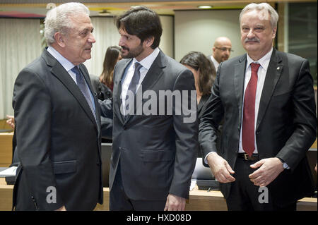 (L-R) Dimitris Avramopoulos, EU-Kommissar für Migration und Inneres, Slowakische innen-Minister Robert Kalinak und Ji? Í Nová? Ek, tschechische Vizeminister des Inneres während JAH, Rat für Justiz und Home Affairs Tagung in Brüssel am 27.03.2017 von Wiktor Dabkowski | weltweite Nutzung Stockfoto