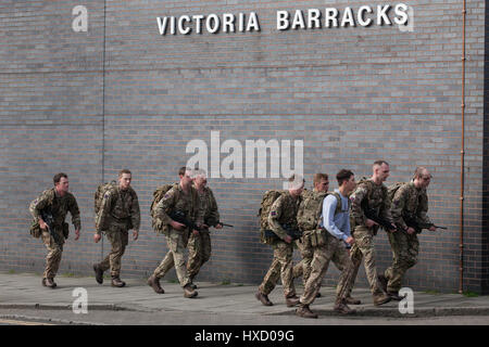 Windsor, UK. 27. März 2017. Soldaten zurück nach Victoria Barracks vor Changing Wachablösung die Coldstream Guards und Irish Guards Band. Verstärkte Sicherheitsmaßnahmen sind rund um die Zeremonie nach der jüngsten Terroranschläge in Europa, darunter in Westminster letzte Woche. Bildnachweis: Mark Kerrison/Alamy Live-Nachrichten Stockfoto