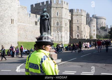 Windsor, UK. 27. März 2017. Verstärkte Sicherheitsmaßnahmen sind rund um die Changing Wachablösung nach jüngsten Terroranschläge in Europa, darunter in Westminster letzte Woche. Bildnachweis: Mark Kerrison/Alamy Live-Nachrichten Stockfoto