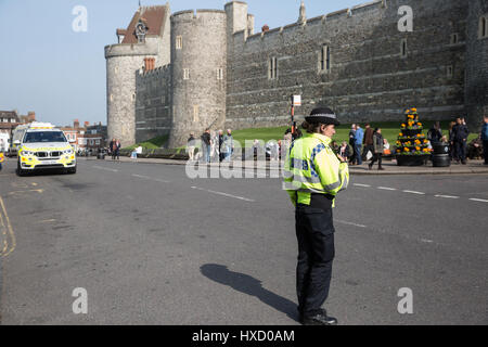 Windsor, UK. 27. März 2017. Verstärkte Sicherheitsmaßnahmen sind rund um die Changing Wachablösung nach jüngsten Terroranschläge in Europa, darunter in Westminster letzte Woche. Bildnachweis: Mark Kerrison/Alamy Live-Nachrichten Stockfoto