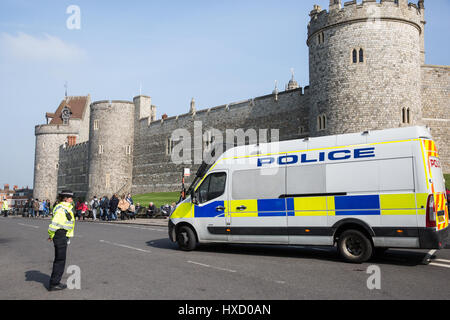 Windsor, UK. 27. März 2017. Verstärkte Sicherheitsmaßnahmen sind rund um die Changing Wachablösung nach jüngsten Terroranschläge in Europa, darunter in Westminster letzte Woche. Bildnachweis: Mark Kerrison/Alamy Live-Nachrichten Stockfoto