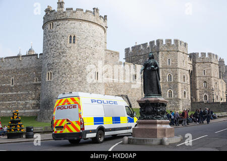 Windsor, UK. 27. März 2017. Verstärkte Sicherheitsmaßnahmen sind rund um die Changing Wachablösung nach jüngsten Terroranschläge in Europa, darunter in Westminster letzte Woche. Bildnachweis: Mark Kerrison/Alamy Live-Nachrichten Stockfoto