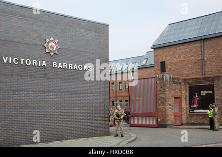 Windsor, UK. 27. März 2017. Bewaffnete Soldaten stehen Wache vor Victoria Barracks in Vorbereitung auf die Wachablösung durch den Coldstream Guards und Irish Guards Band. Verstärkte Sicherheitsmaßnahmen sind rund um die Zeremonie nach der jüngsten Terroranschläge in Europa, darunter in Westminster letzte Woche. Bildnachweis: Mark Kerrison/Alamy Live-Nachrichten Stockfoto