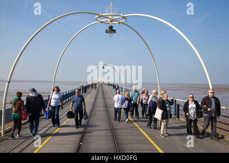 Familien, die auf dem Pier in Southport, Merseyside, spazieren gehen. Wetter in Großbritannien. 27th. März 2017. Strahlender Sonnenschein am Strand und Pier für Spaziergänger, die einen brillanten Frühlingstag im Resort genießen möchten. Quelle: MediaWorldImages/AlamyLiveNews Stockfoto