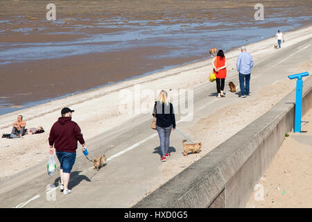 Southport, Merseyside, England. Großbritannien Wetter. 27. März 2017. Sengende Sonne am Strand & Pier für Spaziergänger genießen einen brillantes Frühlingstag im Resort. Bildnachweis: MediaWorldImages/AlamyLiveNews Stockfoto