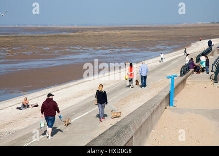 Southport, Merseyside, England. Großbritannien Wetter. 27. März 2017. Sengende Sonne am Strand & Pier für Spaziergänger genießen einen brillantes Frühlingstag im Resort. Bildnachweis: MediaWorldImages/AlamyLiveNews Stockfoto