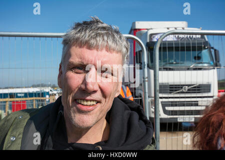 Blackpool, UK. 27. März 2017. Glücklich Montag Sterne Bez (Mark Berry) Anti-Fracking Demonstranten an der Cuadrilla unterstützt explorative Shalegas Fracking Website wo Demonstranten blockieren das Tor langsam "Globetrotter" LKW ging, wie es die Website verlassen. Sie langsam ging soweit Plumpton Hall Farm, deren Land die Website, erstellt wird, bevor Polizei gelang es, sie von der Straße zu bewegen. Bildnachweis: Dave Ellison/Alamy Live-Nachrichten Stockfoto