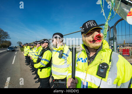 Blackpool, UK. 27. März 2017. Blackpool. 27.. März 2017: glücklich Montag Sterne Bez (Mark Berry) unterstützt Anti-Fracking Demonstranten an der Cuadrilla explorative Shalegas Fracking Website wo Demonstranten blockieren das Tor langsam ging "Globetrotter" LKW, wie sie die Website verlassen. Sie langsam ging soweit Plumpton Hall Farm, deren Land die Website, erstellt wird, bevor Polizei gelang es, sie von der Straße zu bewegen. Bildnachweis: Dave Ellison/Alamy Live-Nachrichten Stockfoto