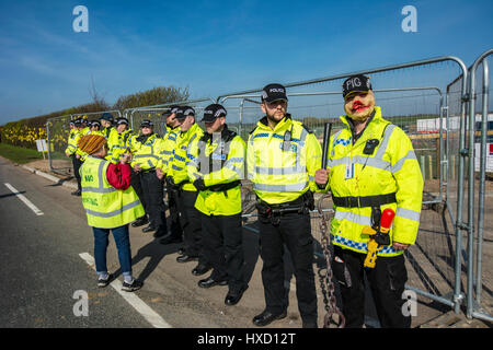 Blackpool, UK. 27. März 2017. Blackpool. 27.. März 2017: glücklich Montag Sterne Bez (Mark Berry) unterstützt Anti-Fracking Demonstranten an der Cuadrilla explorative Shalegas Fracking Website wo Demonstranten blockieren das Tor langsam ging "Globetrotter" LKW, wie sie die Website verlassen. Sie langsam ging soweit Plumpton Hall Farm, deren Land die Website, erstellt wird, bevor Polizei gelang es, sie von der Straße zu bewegen. Bildnachweis: Dave Ellison/Alamy Live-Nachrichten Stockfoto