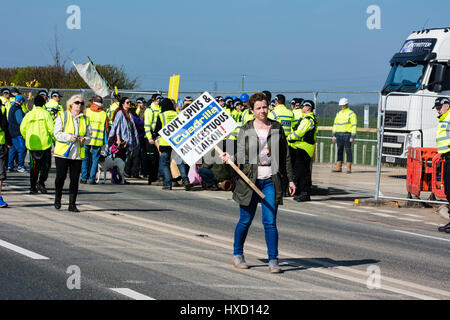 Blackpool, UK. 27. März 2017. Glücklich Montag Sterne Bez (Mark Berry) Anti-Fracking Demonstranten an der Cuadrilla unterstützt explorative Shalegas Fracking Website wo Demonstranten blockieren das Tor langsam "Globetrotter" LKW ging, wie es die Website verlassen. Sie langsam ging soweit Plumpton Hall Farm, deren Land die Website, erstellt wird, bevor Polizei gelang es, sie von der Straße zu bewegen. Bildnachweis: Dave Ellison/Alamy Live-Nachrichten Stockfoto