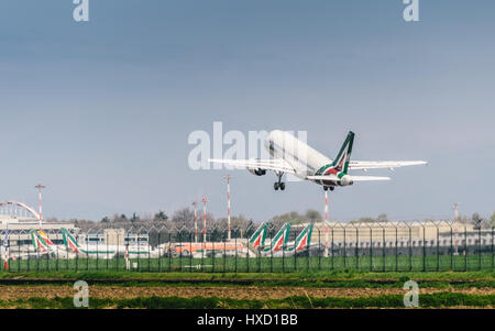 Mailand, Italien. 27. März 2017. Ein Passagierflugzeug Alitalia startet vom Flughafen Mailand Linate. Linate ist eine wichtigste Drehscheibe für Alitalia Wartung viele kurz- und mittelfristige Ziele Credit reichen: Alexandre Rotenberg/Alamy Live News Stockfoto