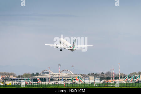 Mailand, Italien. 27. März 2017. Ein Passagierflugzeug Alitalia startet vom Flughafen Mailand Linate. Linate ist eine wichtigste Drehscheibe für Alitalia Wartung viele kurz- und mittelfristige Ziele Credit reichen: Alexandre Rotenberg/Alamy Live News Stockfoto