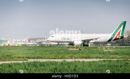 Mailand, Italien. 27. März 2017. Ein Passagierflugzeug Alitalia startet vom Flughafen Mailand Linate. Linate ist eine wichtigste Drehscheibe für Alitalia Wartung viele kurz- und mittelfristige Ziele Credit reichen: Alexandre Rotenberg/Alamy Live News Stockfoto