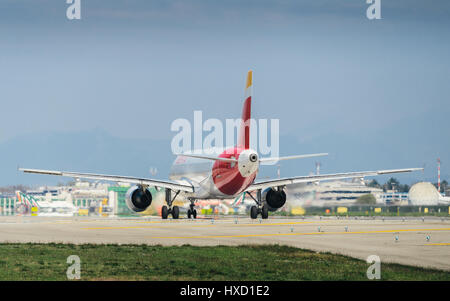 Mailand, Italien. 27. März 2017. Ein Passagierflugzeug Iberia startet vom Flughafen Mailand Linate. Linate ist eine wichtigste Drehscheibe für Alitalia Wartung viele kurz- und mittelfristige Ziele Credit reichen: Alexandre Rotenberg/Alamy Live News Stockfoto