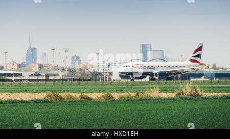 Einen British Airways Commercial Airplane zieht aus der Mailänder Flughafen Linate entfernt. Linate ist ein Knotenpunkt für Alitalia Wartung viele kurze und mittlere Reichweite Reiseziele Credit: Alexandre Rotenberg/Alamy leben Nachrichten Stockfoto