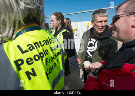 Blackpool, UK. 27. März 2017. Glücklich Montag Sterne Bez (Mark Berry) Anti-Fracking Demonstranten an der Cuadrilla unterstützt explorative Shalegas Fracking Website wo Demonstranten blockieren das Tor langsam "Globetrotter" LKW ging, wie es die Website verlassen. Sie langsam ging soweit Plumpton Hall Farm, deren Land die Website, erstellt wird, bevor Polizei gelang es, sie von der Straße zu bewegen. Bildnachweis: Dave Ellison/Alamy Live-Nachrichten Stockfoto