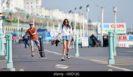 Brighton, UK. 27. März 2017. Roller Blader machen das Beste aus der warmes Frühlingswetter auf Brighton Seafront, wie geht es in ganz Großbritannien weiter heute Credit: Simon Dack/Alamy Live News Stockfoto