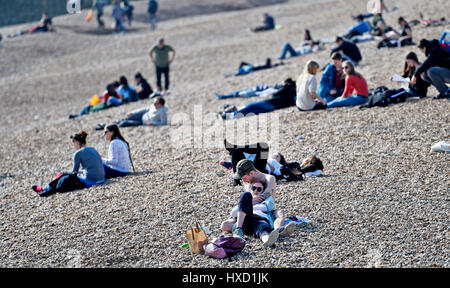 Brighton, UK. 27. März 2017. Menschen auf Brighton Strand die Sonne genießen, da das warme Frühlingswetter in ganz Großbritannien weiter heute Credit: Simon Dack/Alamy Live News Stockfoto