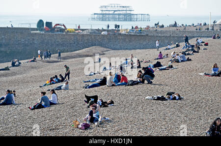 Brighton, UK. 27. März 2017. Menschen auf Brighton Strand die Sonne genießen, da das warme Frühlingswetter in ganz Großbritannien weiter heute Credit: Simon Dack/Alamy Live News Stockfoto