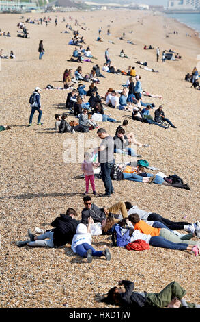 Brighton, UK. 27. März 2017. Menschen auf Brighton Strand die Sonne genießen, da das warme Frühlingswetter in ganz Großbritannien weiter heute Credit: Simon Dack/Alamy Live News Stockfoto