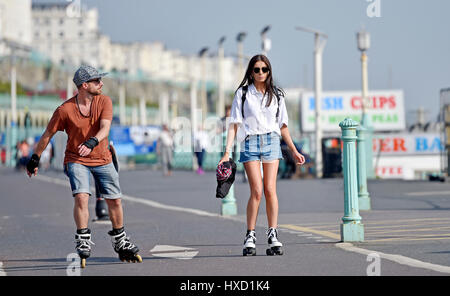 Brighton, UK. 27. März 2017. Roller Blader machen das Beste aus der warmes Frühlingswetter auf Brighton Seafront, wie geht es in ganz Großbritannien weiter heute Credit: Simon Dack/Alamy Live News Stockfoto