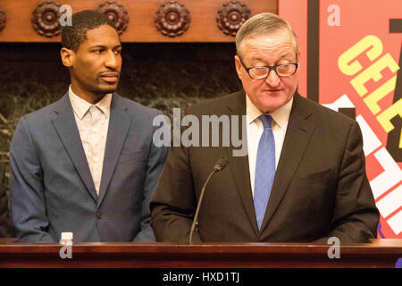 Philadelphia, Pennsylvania, USA. 27. März 2017. Spät Bandleader und renommierten jazz-Musiker, JON Batist, mit Philadelphia Bürgermeister, JIM KENNEY, zu zeigen, wie er durch den Bürgermeister in Philadelphia City Hall mit dem Benny Golson Award präsentiert wird. Benny Golson Award, benannt nach dem legendären jazz-Musiker ehrt lebende Jazzmusiker, die Ausbildung in den Künsten durch Jazz fördert. Bildnachweis: Ricky Fitchett/ZUMA Draht/Alamy Live-Nachrichten Stockfoto