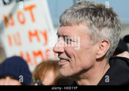 Blackpool, UK. 27. März 2017. Glücklich Montag Sterne Bez (Mark Berry) trat Anti-Fracking Demonstranten um seine Unterstützung zu zeigen. Bez schloss sich einer Gruppe von rund 100 Demonstranten spielte Schlagzeug auf Grundstücken, Plumpton Hall Farm auf Preston neue Straße am Eingang der umstrittene Cuadrilla explorative Shale Gas Fracking Website derzeit gebaut. Bildnachweis: Dave Ellison/Alamy Live-Nachrichten Stockfoto