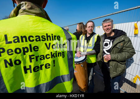 Blackpool, UK. 27. März 2017. Glücklich Montag Sterne Bez (Mark Berry) trat Anti-Fracking Demonstranten um seine Unterstützung zu zeigen. Bez schloss sich einer Gruppe von rund 100 Demonstranten spielte Schlagzeug auf Grundstücken, Plumpton Hall Farm auf Preston neue Straße am Eingang der umstrittene Cuadrilla explorative Shale Gas Fracking Website derzeit gebaut. Bildnachweis: Dave Ellison/Alamy Live-Nachrichten Stockfoto