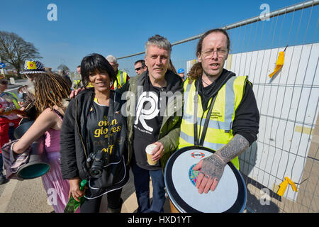 Blackpool, UK. 27. März 2017. Glücklich Montag Sterne Bez (Mark Berry) trat Anti-Fracking Demonstranten um seine Unterstützung zu zeigen. Bez schloss sich einer Gruppe von rund 100 Demonstranten spielte Schlagzeug auf Grundstücken, Plumpton Hall Farm auf Preston neue Straße am Eingang der umstrittene Cuadrilla explorative Shale Gas Fracking Website derzeit gebaut. Bildnachweis: Dave Ellison/Alamy Live-Nachrichten Stockfoto