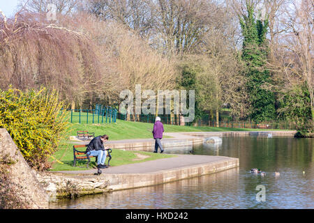 Abington Park, Northampton, UK. 27. März 2017. Großbritannien Wetter. Nach einem kalten grauen bewölkten Morgen schien die Sonne am späten Nachmittag, waren Menschen bald in den Park, genießen die warme Sonnenstrahlen neben der Wasservögel. Bildnachweis: Keith J Smith. / Alamy Live News Stockfoto