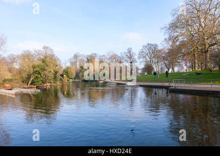 Abington Park, Northampton, UK. 27. März 2017. Großbritannien Wetter. Nach einem kalten grauen bewölkten Morgen schien die Sonne am späten Nachmittag, waren Menschen bald in den Park, genießen die warme Sonnenstrahlen neben der Wasservögel. Bildnachweis: Keith J Smith. / Alamy Live News Stockfoto