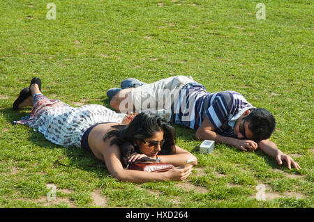 London, UK. 27. März 2017. Menschen genießen Sie die Sonne an sonnigen Tag am Parliament Square. Bildnachweis: JOHNNY ARMSTEAD/Alamy Live-Nachrichten Stockfoto