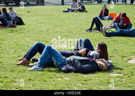 London, UK. 27. März 2017. Menschen genießen Sie die Sonne an sonnigen Tag am Parliament Square. Bildnachweis: JOHNNY ARMSTEAD/Alamy Live-Nachrichten Stockfoto