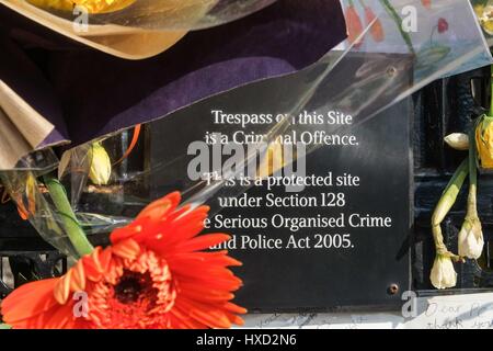 London, UK. 27. März 2017. Floral Hommagen an nach dem Terroranschlag in Westminster Parlament-Geländer befestigt. Bildnachweis: Claire Doherty/Alamy Live News Stockfoto