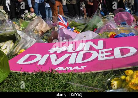 London: 27. März 2017.  Floral Tribute im Parliament Square nach dem Terroranschlag in Wetminster gelegt. : Credit Claire Doherty Alamy/Live News. Stockfoto