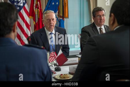 Arlington, USA. 27. März 2017. US-Verteidigungsminister Jim Mattis trifft mit Qatari Minister der Verteidigung Khalid bin Mohammad Al-Attiyah im Pentagon 27. März 2017 in Arlington, Virginia. Bildnachweis: Planetpix/Alamy Live-Nachrichten Stockfoto