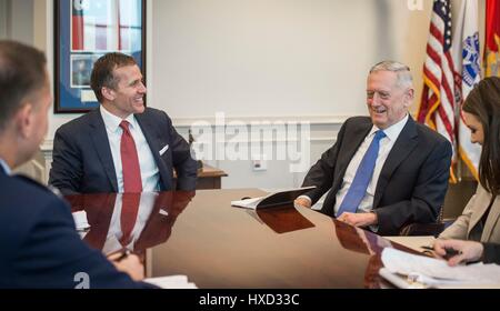 Arlington, USA. 27. März 2017. US-Verteidigungsminister Jim Mattis trifft sich mit Missouri Gouverneur Eric Greitens, links, im Pentagon 27. März 2017 in Arlington, Virginia. Bildnachweis: Planetpix/Alamy Live-Nachrichten Stockfoto