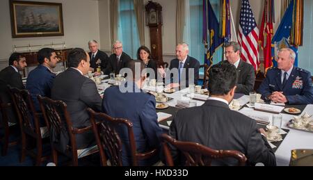 Arlington, USA. 27. März 2017. US-Verteidigungsminister Jim Mattis trifft mit Qatari Minister der Verteidigung Khalid bin Mohammad Al-Attiyah im Pentagon 27. März 2017 in Arlington, Virginia. Bildnachweis: Planetpix/Alamy Live-Nachrichten Stockfoto