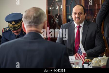 Arlington, USA. 27. März 2017. Qatari Minister für Verteidigung Khalid bin Mohammad Al-Attiyah bei einem bilateralen Treffen mit US-Verteidigungsminister Jim Mattis am 27. März 2017 Pentagon in Arlington, Virginia. Bildnachweis: Planetpix/Alamy Live-Nachrichten Stockfoto