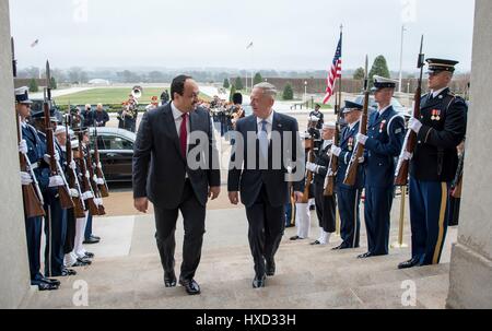 Arlington, USA. 27. März 2017. US-Verteidigungsminister Jim Mattis Escort Qatari Minister für Verteidigung Khalid bin Mohammad Al-Attiyah während der Ankunft-Zeremonie im Pentagon 27. März 2017 in Arlington, Virginia. Bildnachweis: Planetpix/Alamy Live-Nachrichten Stockfoto