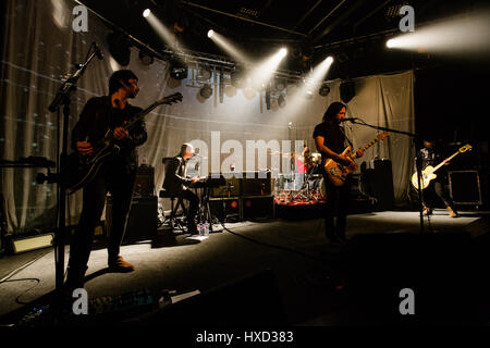 Cambridge, UK. 27. März 2017. Feeder tritt an der Cambridge-Kreuzung ihr Album alle Bright elektrische Unterstützung. © Richard Etteridge / Alamy Live News Stockfoto